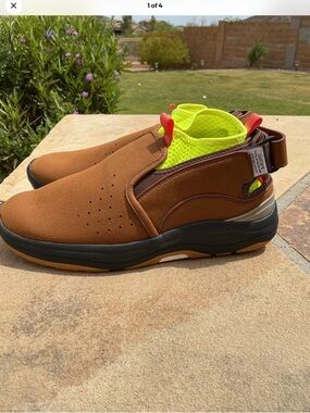 SUICOKE AMen's Slip-On Casual Shoe in Brown with Neon Yellow Lining